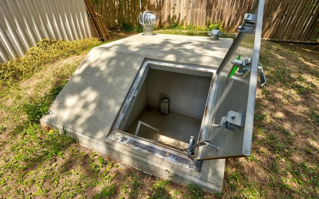 Building Photo - 521 W Acres St