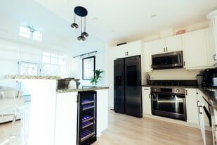 Building Photo - 555 Front St