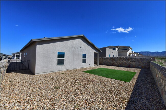 Building Photo - 552 Logwood Ave