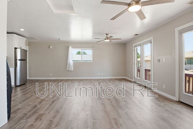 Building Photo - 1456 E Russ Way