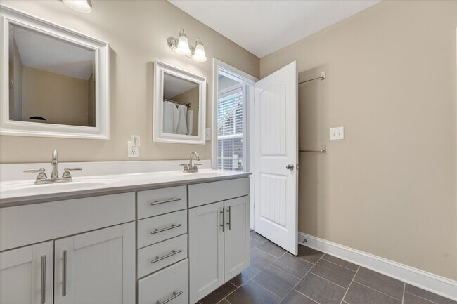 Building Photo - 1044 Charles Thomas Dr
