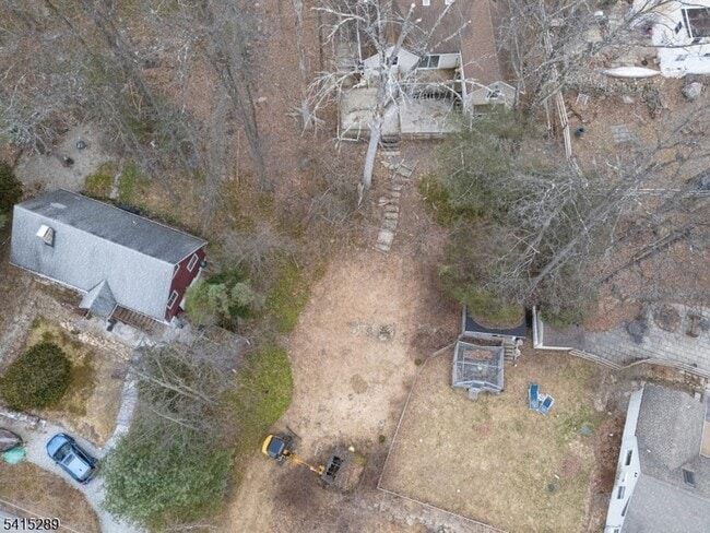 Building Photo - 240 Acabonack Rd