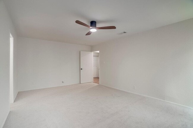 Building Photo - 606 Splitrock