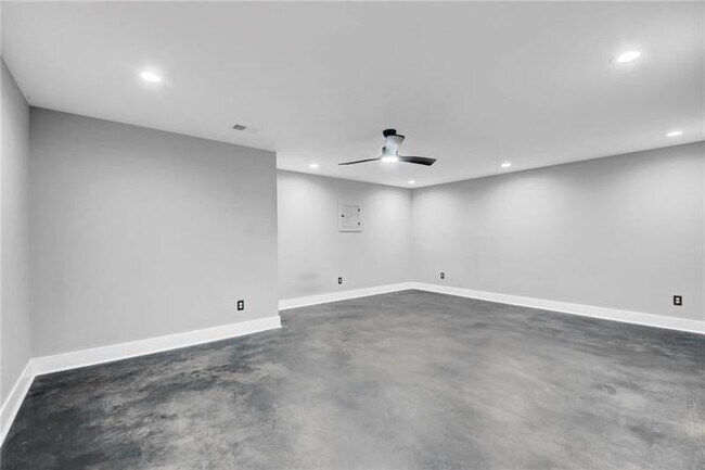 Building Photo - 3355 E Gate Dr