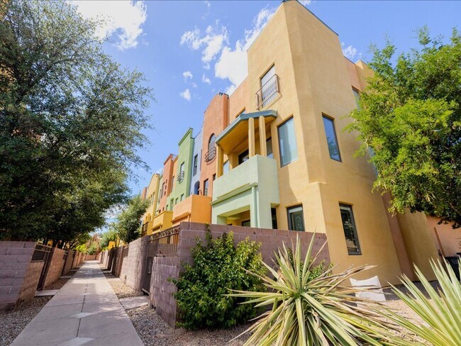 Building Photo - 3 Bedroom, 2.5 Bath CATALINA MOUNTAIN VIEWS! ROOF TOP CABANA!!