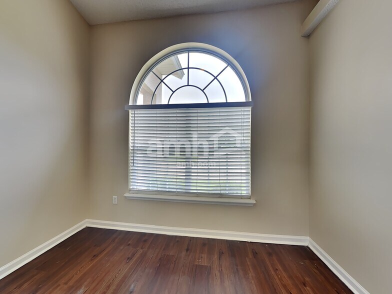 Building Photo - 1215 Summer Spring Dr
