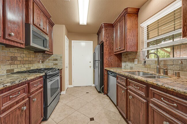 Building Photo - 7323 Log View Dr