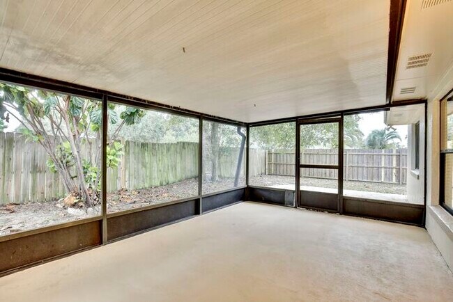 Building Photo - Spacious 4/3 Home with a Fenced Backyard and a 2 Car Garage in Hollowbrook - Winter Springs!