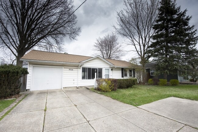 Building Photo - 9328 W Ridgewood Dr