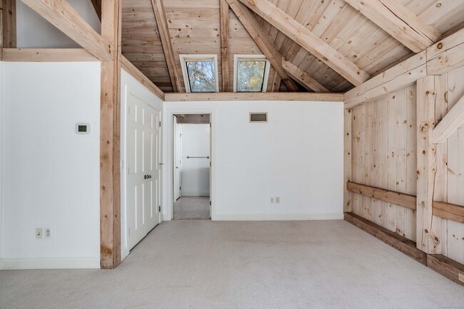 Building Photo - 123 Cove Rd