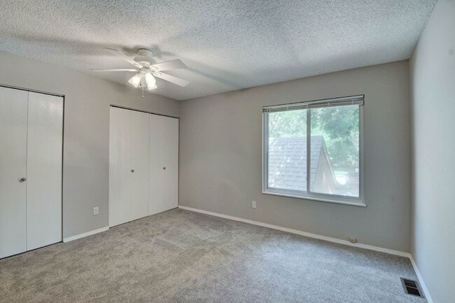 Building Photo - $2,025 - 2 Bed, 2.5 Bath Unit in Lakewood with In-Unit Laundry!