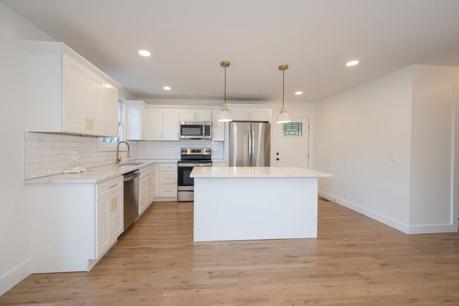 Building Photo - **ABSOLUTELY STUNNING TOP-TO-BOTTOM RENOVA...