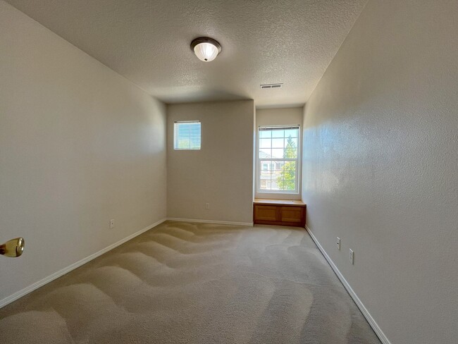 Building Photo - Welcome to this charming 3-bedroom, 3-bathroom home in Forest Grove!