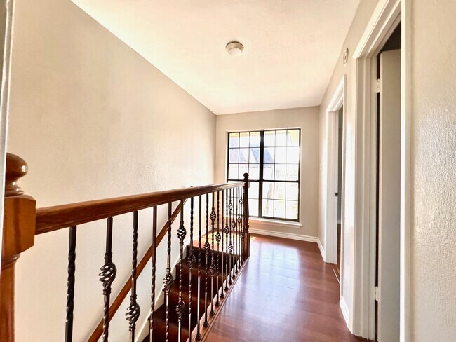 Building Photo - 200 Martingale