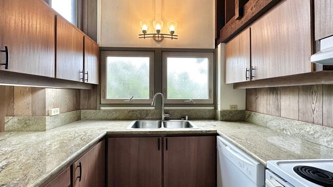Building Photo - Spacious 3 BED/3 BATH Classic Maunawili Ho...