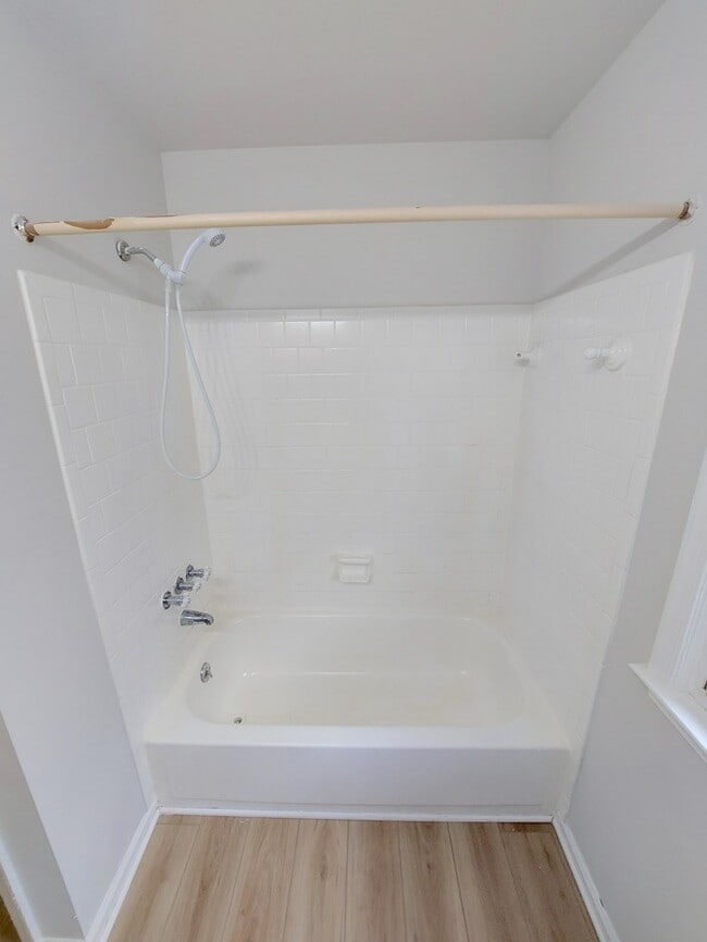 Building Photo - CUTE AND COZY 3 BEDROOM HOME AT BUCKROE BEACH FOR RENT!!!