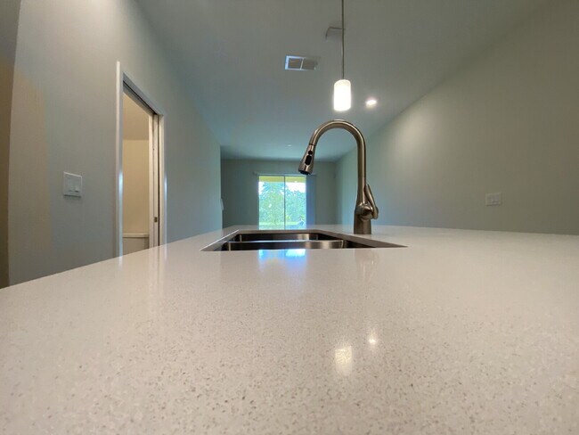 Building Photo - "Charming 3-Bedroom Oasis with 2.5 Baths i...