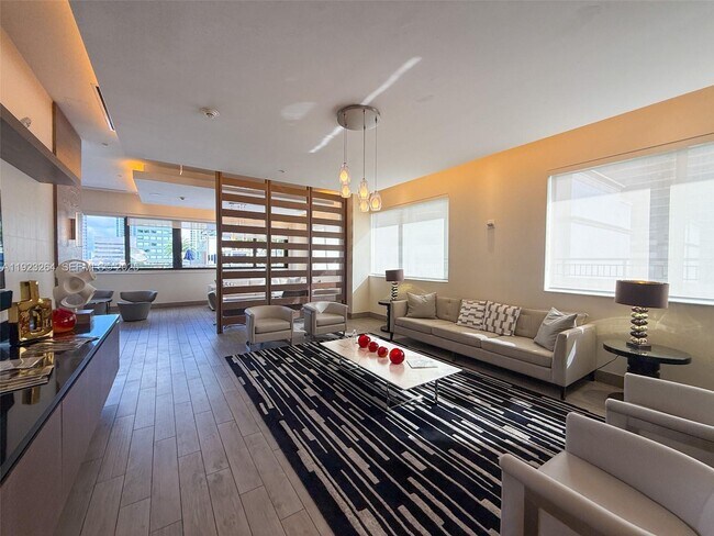 Building Photo - 999 SW 1st Ave