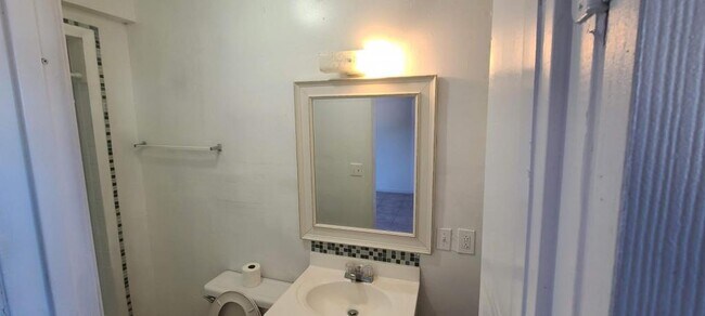 Building Photo - 2027 BENTLEY ST