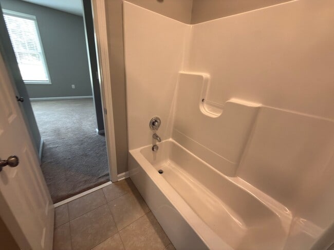 Building Photo - Beautiful Three Bedroom, Two and a half Bath home available in River Wood of Fairlawn
