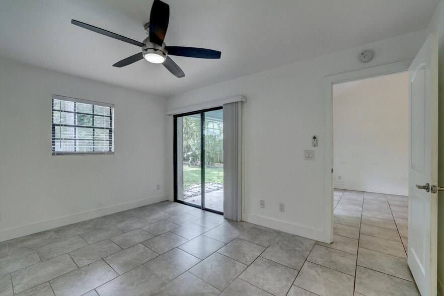 Building Photo - 5770 SE Wilsie Dr