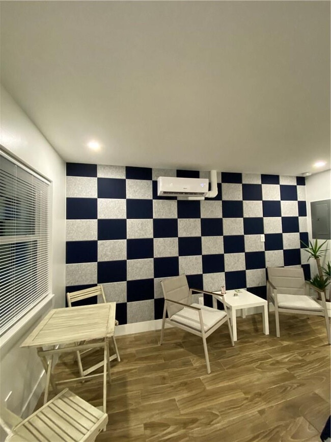 Building Photo - 902 NE 38th St