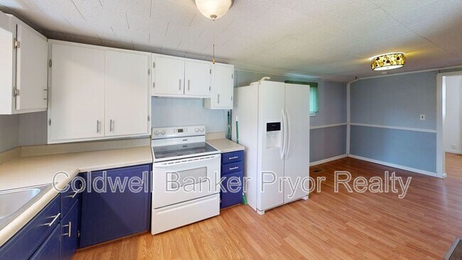 Building Photo - 210 6th St