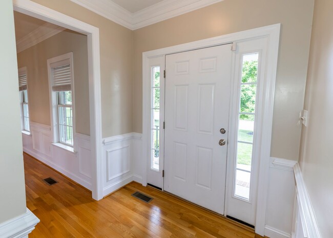 Building Photo - Huge house with vaulted ceilings and fence...