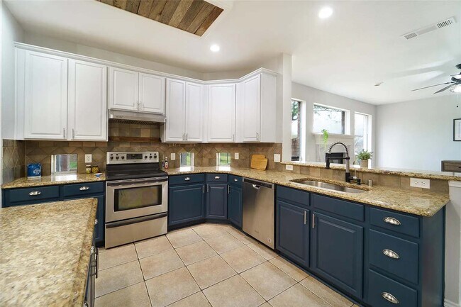 Building Photo - 2813 Ariel Cv