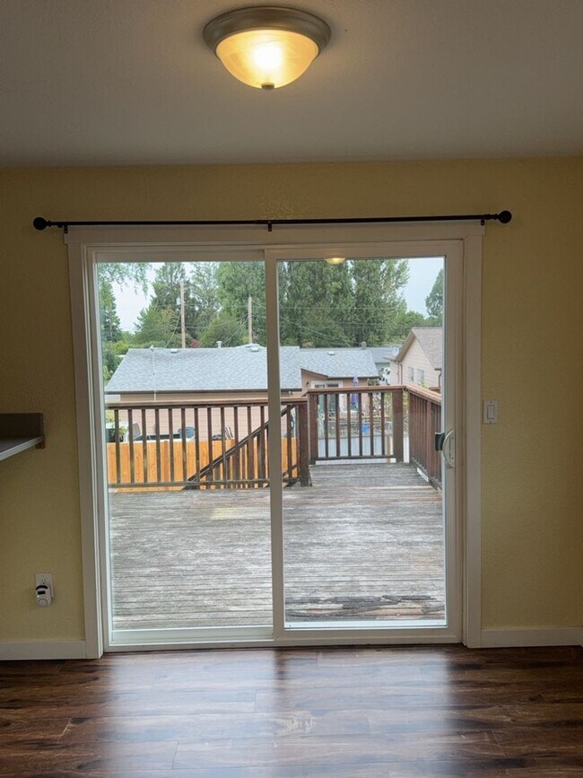 Building Photo - 6 bedroom, 2 bath home in Roosevelt Neighborhood!