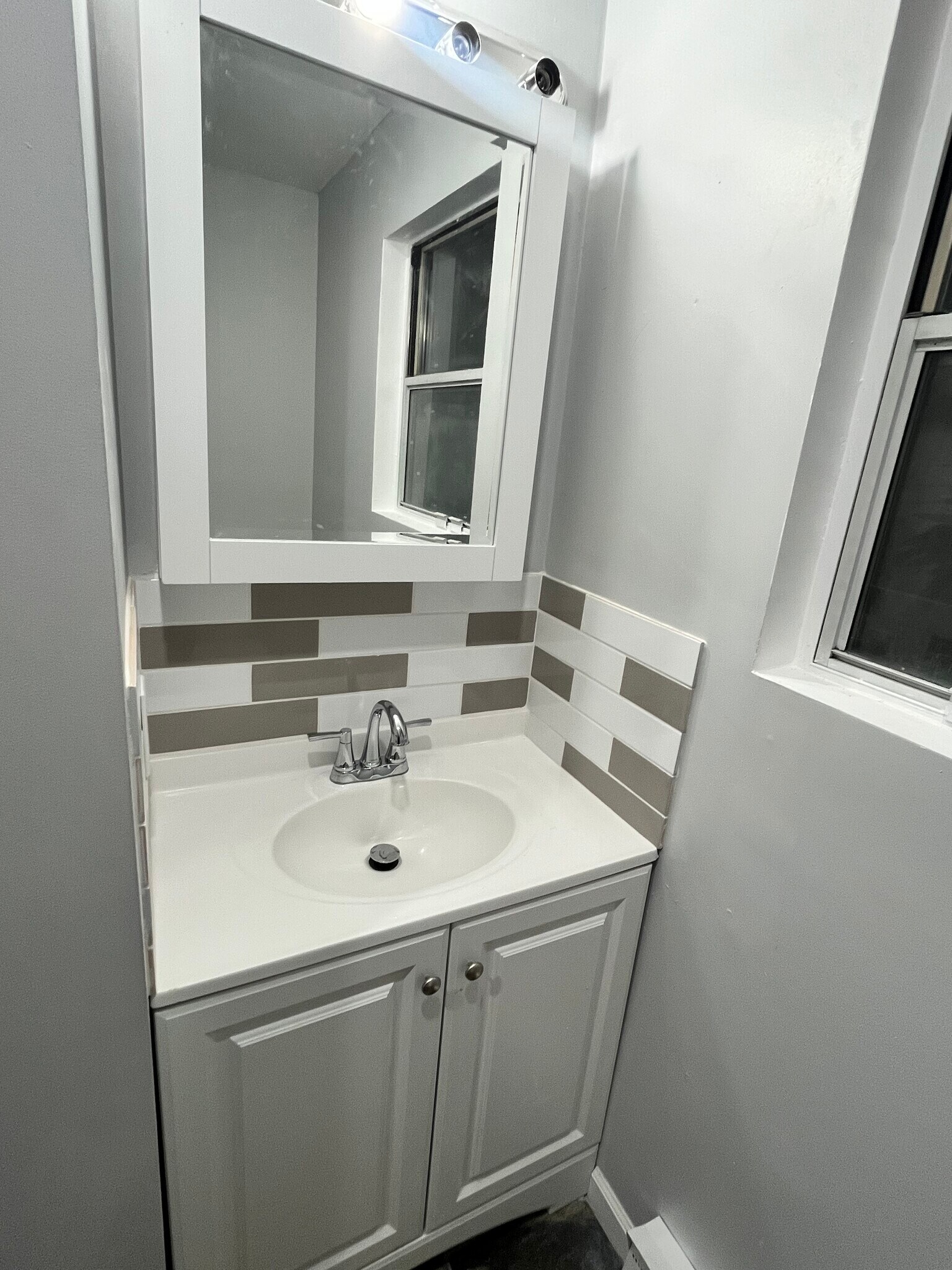 Building Photo - 11 Limerick Dr E