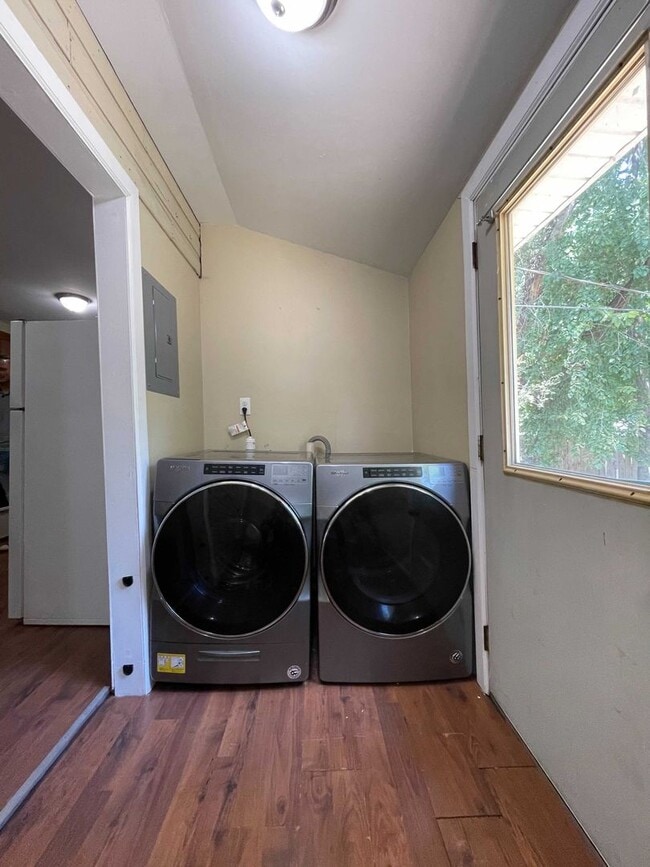 Building Photo - 2 bed, 1 bath with fenced in yard