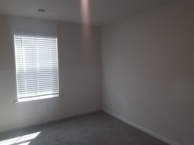 Building Photo - Charming Four Bedroom Home in Southeast Columbia!