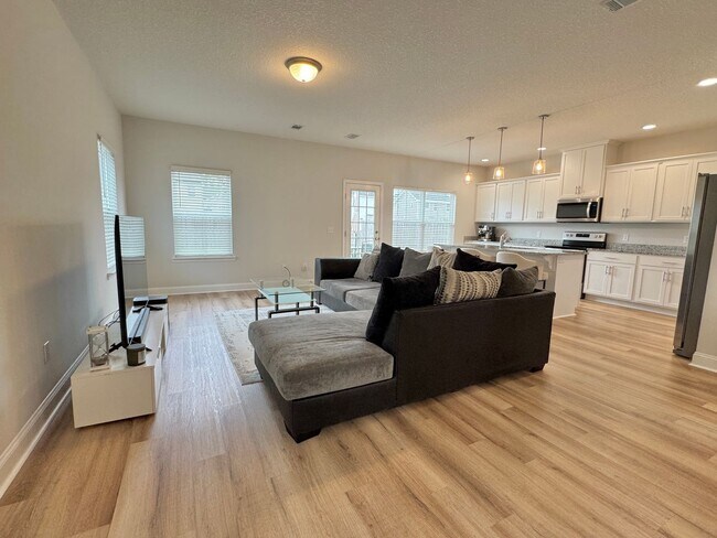 Building Photo - AVAILABLE SEPTEMBER 2025 [PET FRIENDLY]