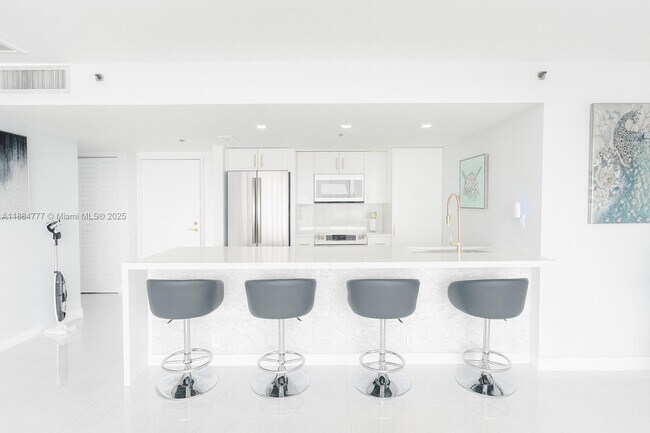 Building Photo - 7601 E Treasure Dr