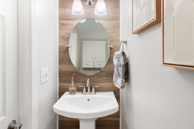 Building Photo - 986 Four Seasons Blvd