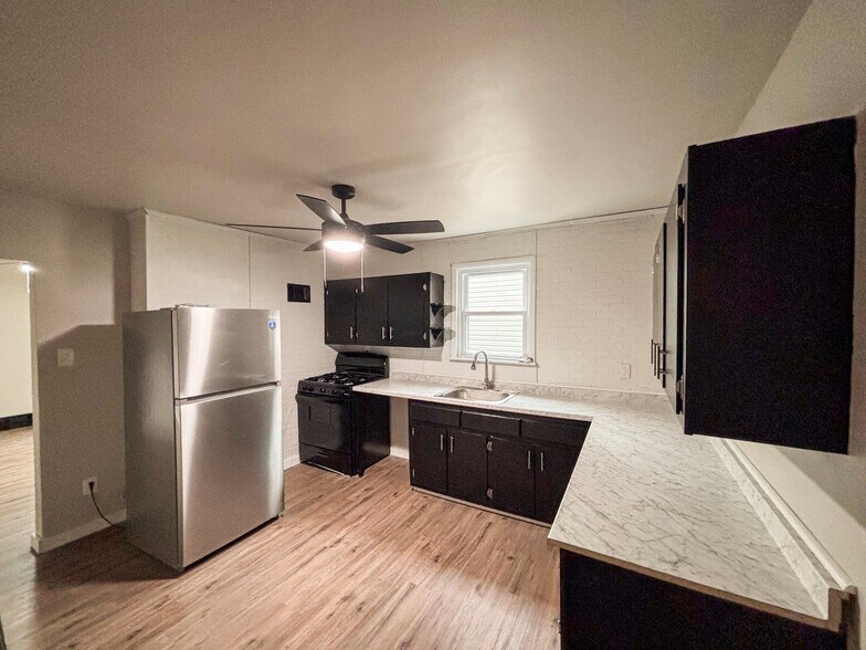 Building Photo - 489 Evergreen Rd