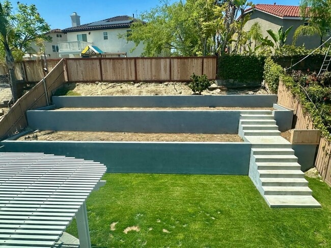Building Photo - Large 3 bedroom home with loft and large b...