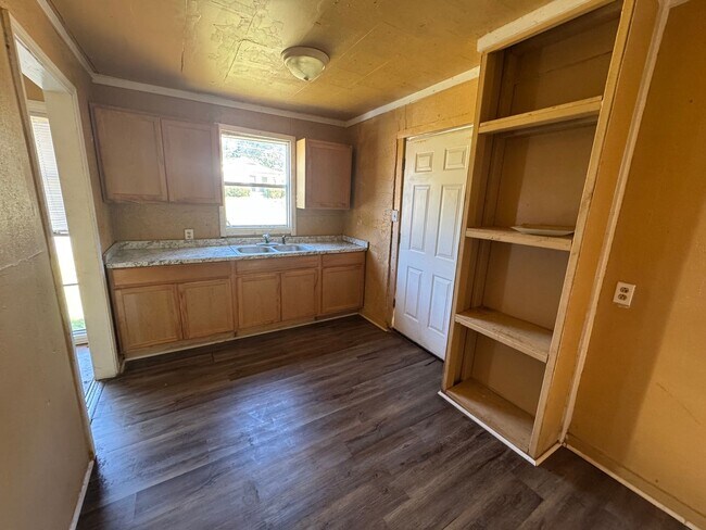 Building Photo - Spacious 3 Bedroom Home with Central AC
