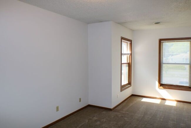 Building Photo - $1,195 | 2 Bedroom, 2 Bathroom Apartment |...