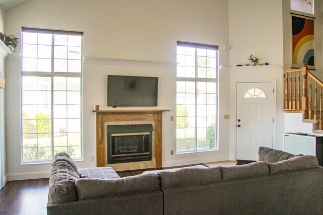 Building Photo - Spacious 4-Bed, 3-Bath Townhouse Retreat i...