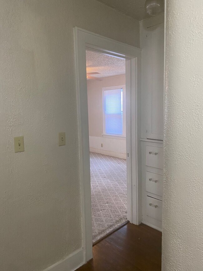 Building Photo - 2 bed 1 bath for lease near downtown