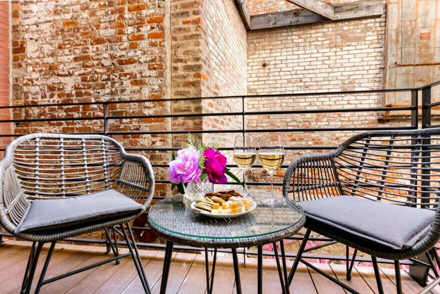 Building Photo - 611 Commerce St