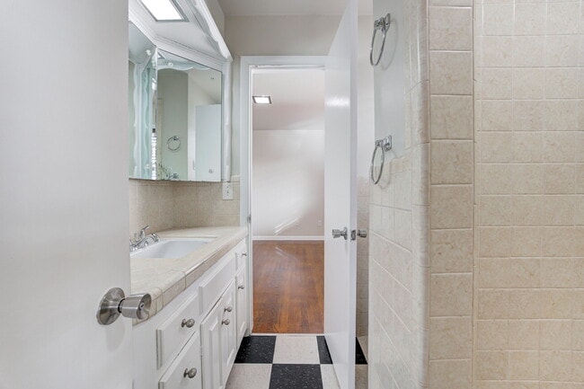 Building Photo - 5000 N Linn Ave