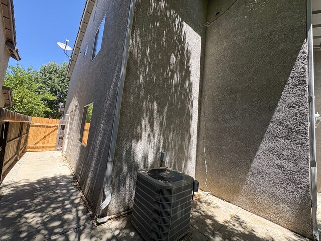 Building Photo - 703 W Russell Ave