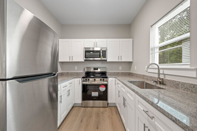 Building Photo - 5703 Valley Dr