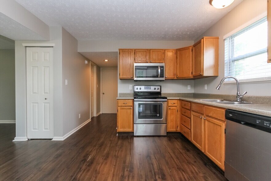 Building Photo - 5885 Gadsen Dr