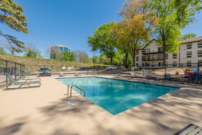 Building Photo - Spacious Apts - Excellent Tucker Location