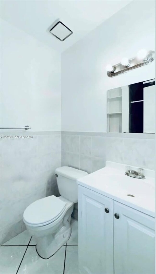 Building Photo - 660 W Park Dr