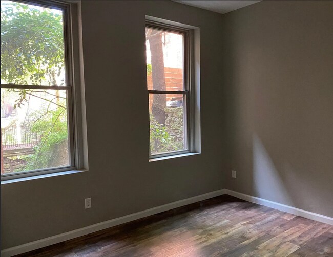 Building Photo - Renovated 2-Bed in OTR | In-Unit Laundry, Stainless Appliances, Central Air — Water & Trash Included